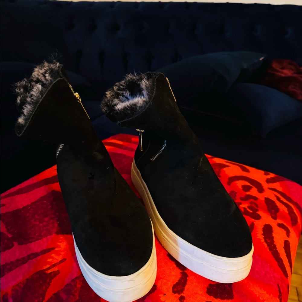 Cozy Black Fur-Trimmed Winter Boots